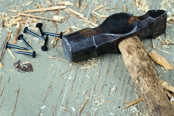 Martelo velho rústico no fundo de madeira — Fotografia de Stock