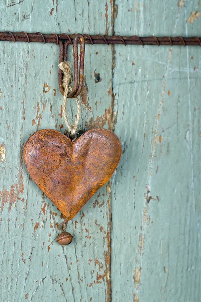 Vecchio cuore arrugginito su sfondo di legno — Foto Stock