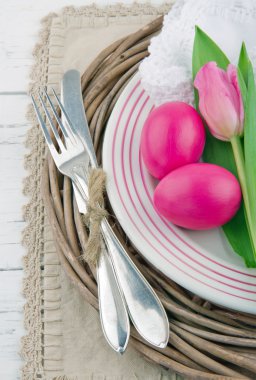 akşam yemeği ayar iki pembe Paskalya yumurtaları ve Lale