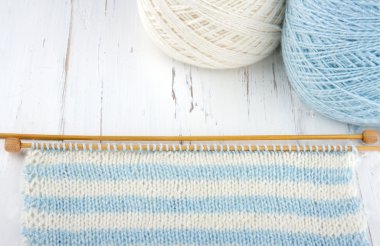 örgü Beyaz ahşap zemin üzerinde