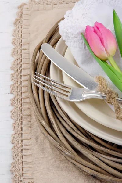 ピンクのチューリップと素朴な夕食の設定 — ストック写真