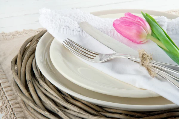 Rosa Tulpe auf rustikalem Dinner-Setting — Stockfoto