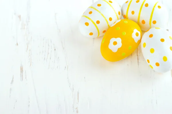 Yellow easter eggs on white wooden background — Stock Photo, Image