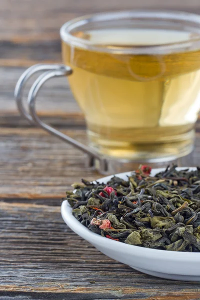 Grüner Tee auf einem Teller — Stockfoto