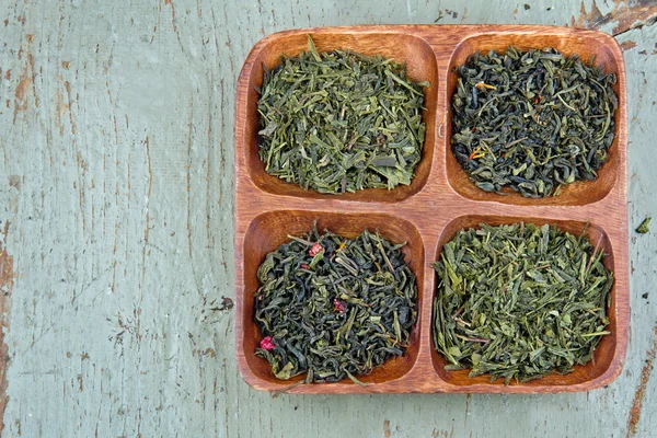 Auswahl auf grünem Tee auf Holzgrund — Stockfoto