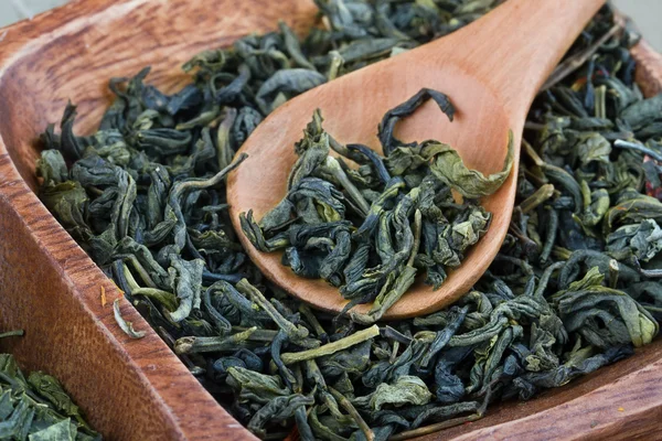Дерев'яна ложка і зелений чай — стокове фото