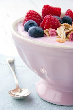 böğürtlen, ahududu ve yoğurt ile müsli