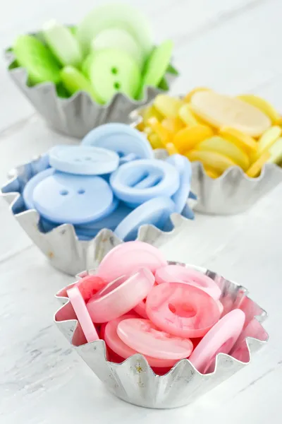 Warna-warni tombol dalam cupcakes pedesaan logam — Stok Foto