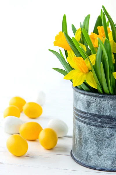 Påskliljor och gula påskägg — Stockfoto