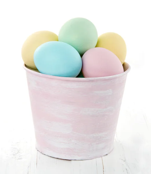 Huevos de Pascua en cubo decorativo rosa —  Fotos de Stock