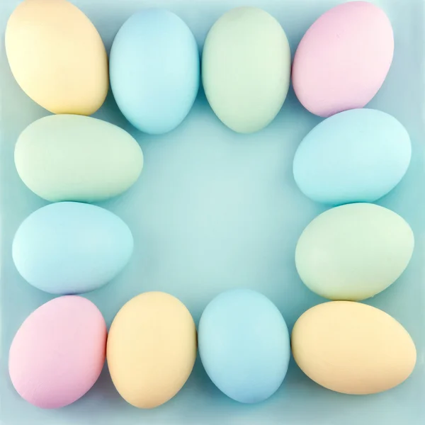 Velikonoční vajíčka malovaná s pastelovými barvami s kopií prostor Stock Snímky