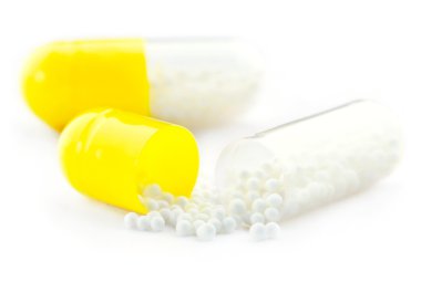 Beyaz arka plan üzerine açık ilaç kapsül