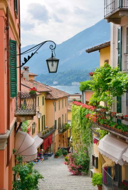 lake como İtalya pitoresk küçük bir kasaba sokak görünümü