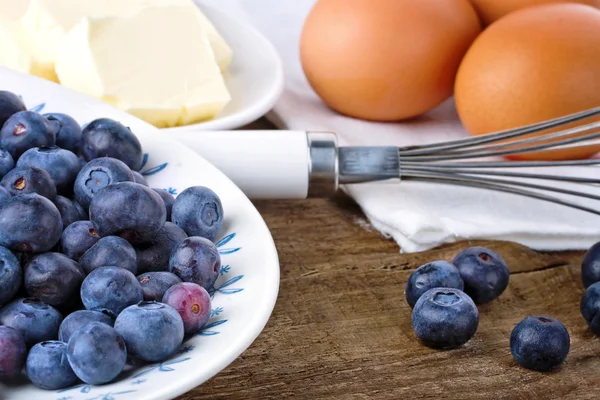 Sütés áfonyás pite - összetevők, a régi, fából készült háttér — Stock Fotó