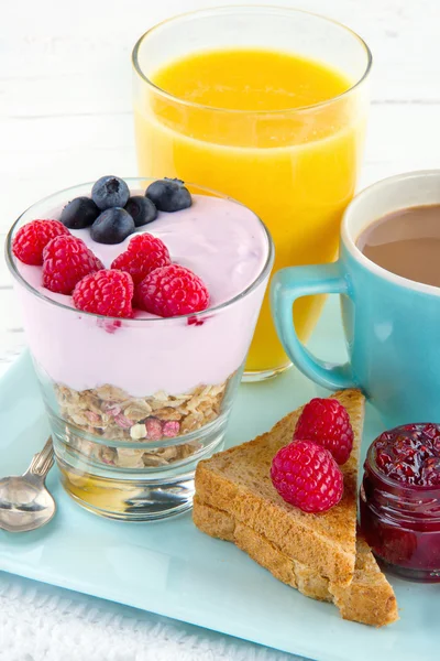 Nahaufnahme des Frühstücks mit Joghurt, Beeren, Saft, Toast und Cof — Stockfoto