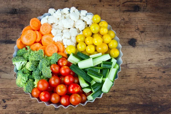 Arranjo de verduras em uma bandeja metálica redonda — Fotografia de Stock