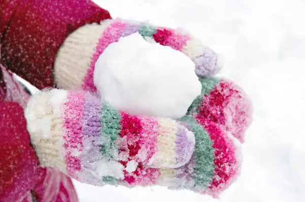 Menina segurando uma bola de neve — Fotografia de Stock