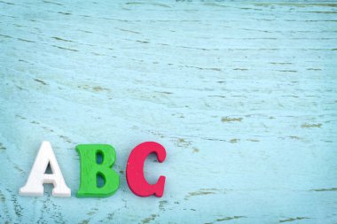 ABC açık mavi ahşap renkli harfler