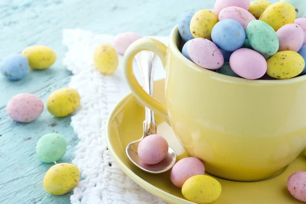 Œufs de Pâques dans une tasse jaune — Photo