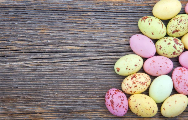 Fondo de Pascua, pequeños huevos de Pascua manchados — Foto de Stock