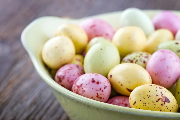 Žluté malé velikonoční vajíčka — Stock fotografie