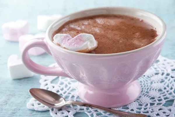 Chocolat chaud dans une élégante tasse rose — Photo