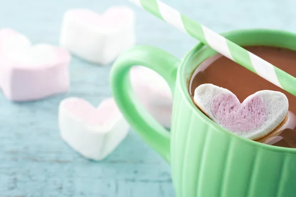 Chocolate quente e um coração em forma de marsmallow — Fotografia de Stock