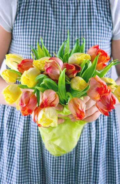 Niña entregando un ramo de tulipanes — Foto de Stock