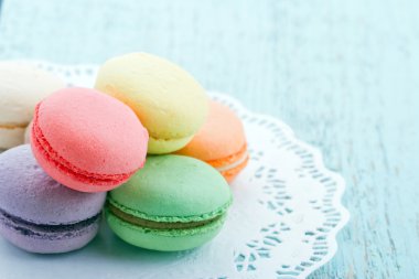 mavi zemin üzerine pastel renk macaroons