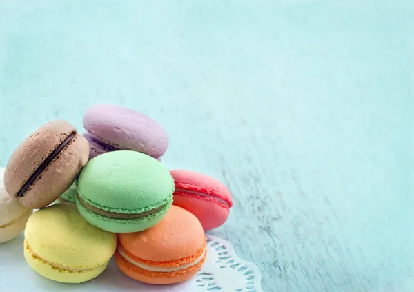 Mavi dokulu shabby chic arka plan üzerinde macaroons — Stok fotoğraf