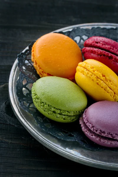 Macaroons em fundo de madeira escura — Fotografia de Stock