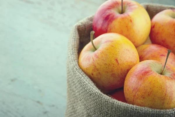 แอปเปิ้ลในตะกร้าที่มีการแก้ไขวินเทจ — ภาพถ่ายสต็อก