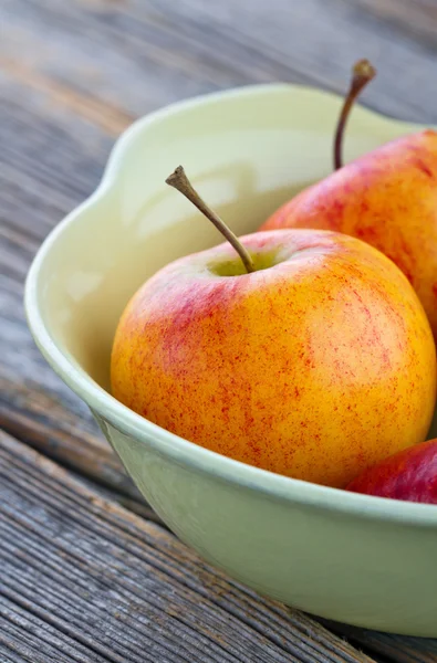 Manzanas pequeñas en un tazón amarillo —  Fotos de Stock