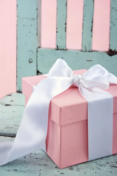 Romantische gift box met witte satin bow — Stockfoto