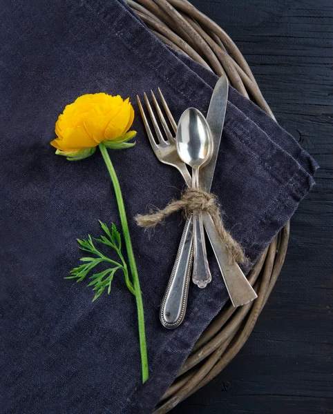 Dîner rustique avec une fleur jaune — Photo