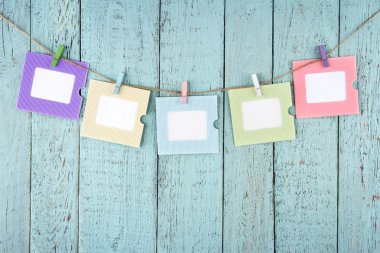 clothespins ile asılı beş boş resim çerçeveleri
