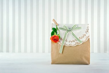 hediye çanta kahverengi kağıt peçeteyle dekore edilmiştir.