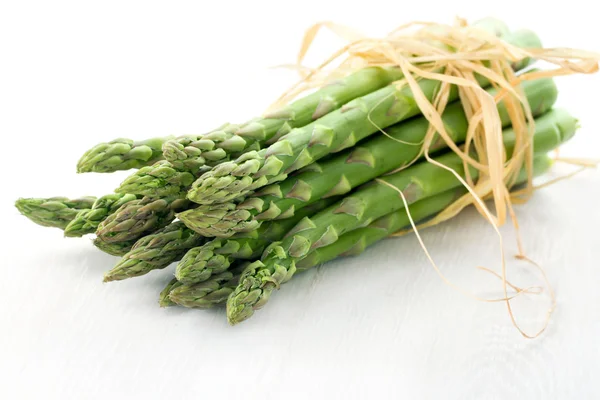 Asparagi verdi su sfondo bianco — Foto Stock