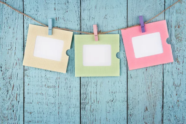 clothespins ile asılı üç boş resim çerçeveleri