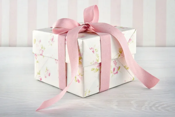 Coffret cadeau attaché avec ruban rose — Photo