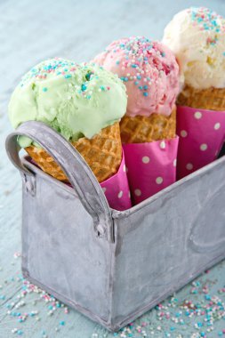 Sprinkles üç dondurma koni üzerinde