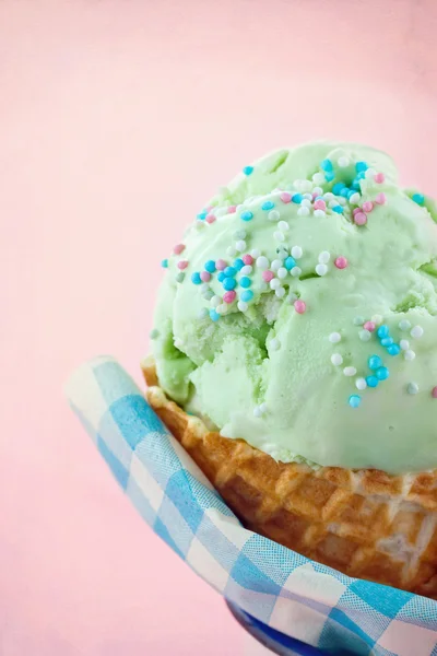 Pear ice cream on pink background — Stock Photo, Image