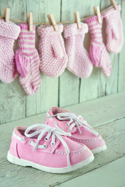 Baby pozadí batole boty na vinobraní pozadí — Stock fotografie