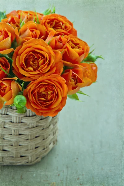 Rosas naranjas sobre fondo verde vintage — Foto de Stock