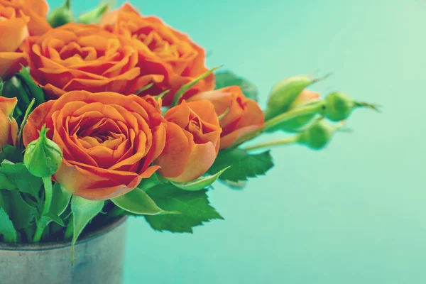 Buquê de rosas cor de laranja em um vaso — Fotografia de Stock