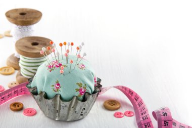 bir antika metal cupcake, iğnelik