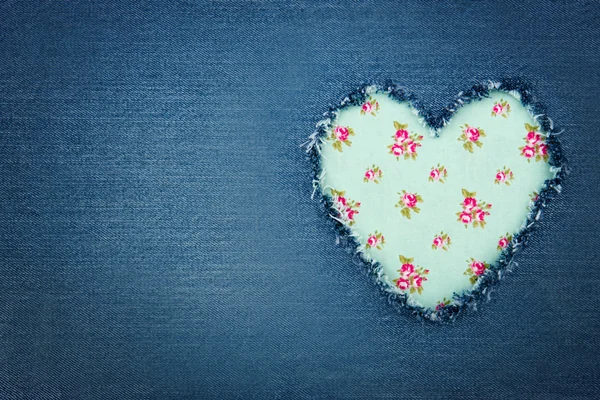 Pantalones vaqueros azules con corazón verde — Foto de Stock