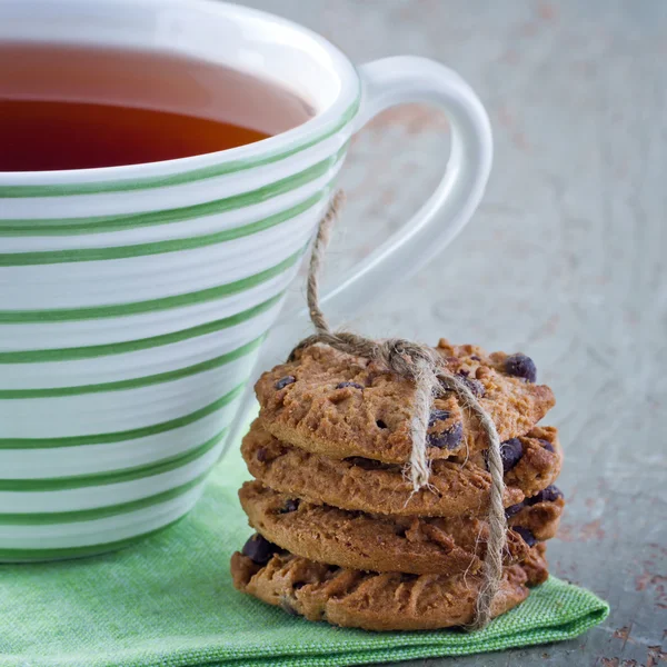 Biscoitos e uma xícara de chá — Fotografia de Stock