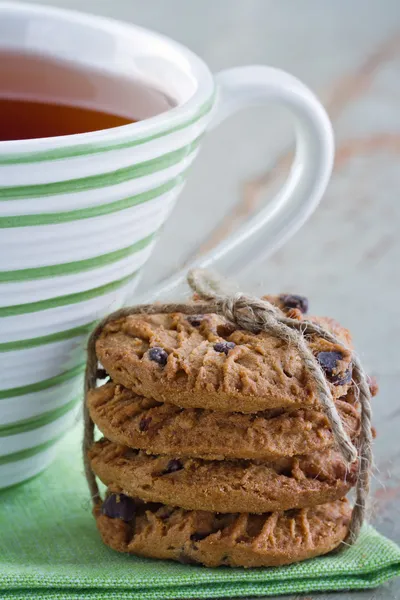 Chocolate chip cookies and a cup of tea — Stock Photo, Image
