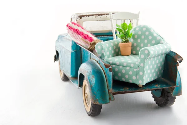 Leksaksbil packad med möbler för att flytta — Stockfoto